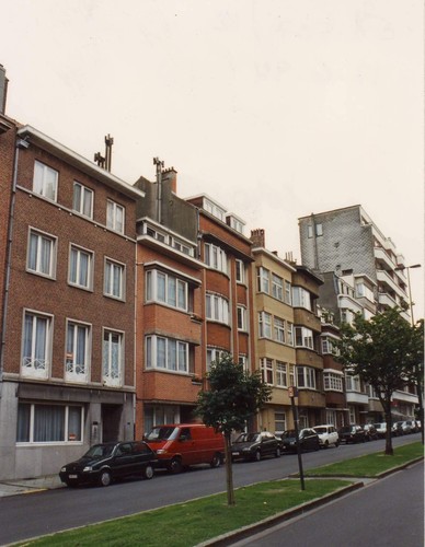 Le Marinellaan, rij van kleine appartementsgebouwen aan pare zijde richting Louis Schmidtlaan, 1994