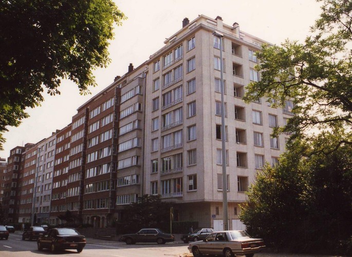 Boulevard Louis Schmidt, côté impair: enfilade d'immeubles à appartements, 1994