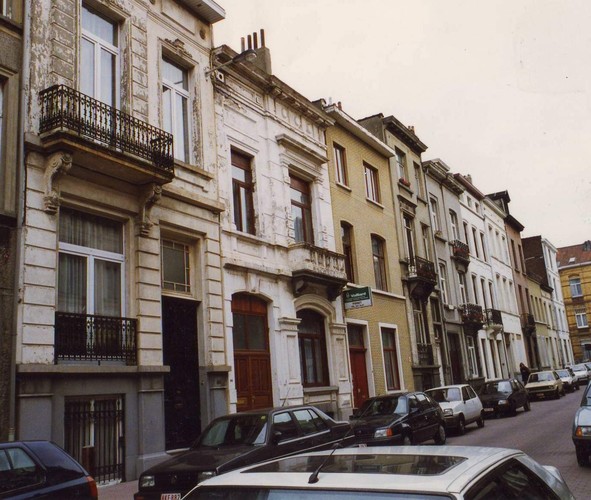 Morgenlandstraat, huizenrij aan pare zijde naar de Theuxstraat, 1993