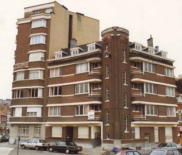 Place du Quatre Août 1 et 2. Deux immeubles à appartements de 1936 selon les plans de l'arch. Edmond PLETINCKX, 1994