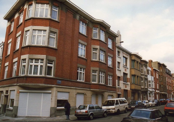 Ramskapellestraat, huizenrij aan pare zijde vanuit de Tervaetestraat, 1994
