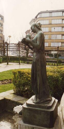 Place du Roi Vainqueur, Mémorial Louis Schmidt. Jeune fille tenant une coquille par le sculpteur J. BEERNAERTS (photo 1994).