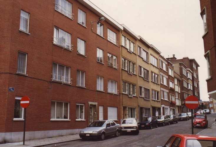 Ruandastraat, huizenrij aan pare zijde naar Elf Novemberlaan, 1993
