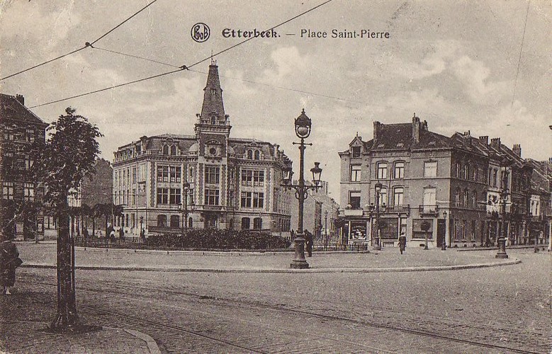 La place Saint-Pierre ; au fond l'Institut technique Ernest Richard, cachet de la poste de 1921 (Collection de Dexia Banque)