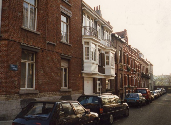 Sikambrenstraat, huizenrij aan pare zijde, 1993