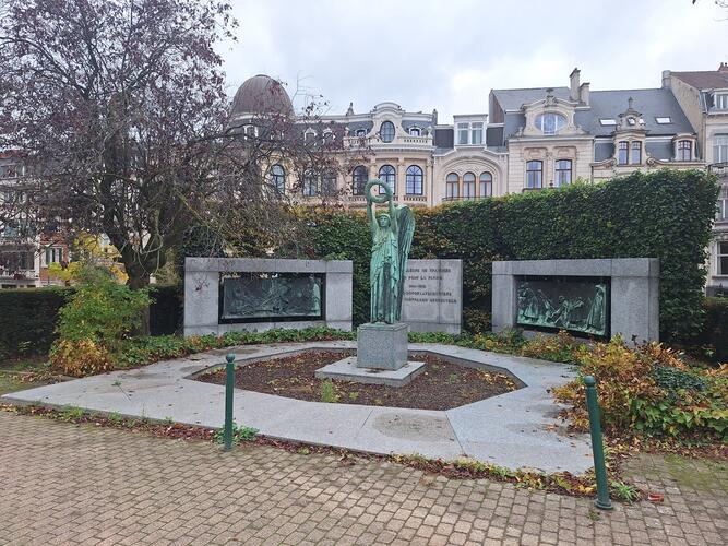Square Princesse Jean de Mérode. Monument aux artilleurs, inauguré en 1934, 2025