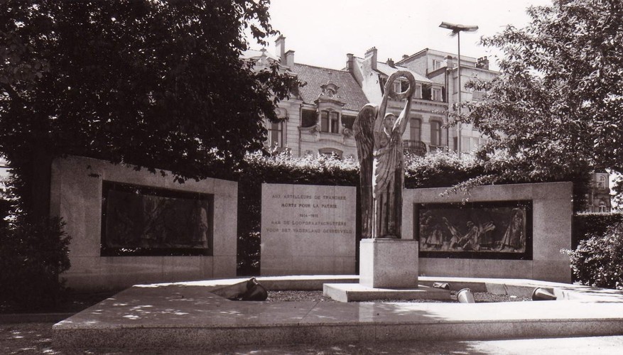 Square Princesse Jean de Mérode. Monument aux artilleurs, inauguré en 1934