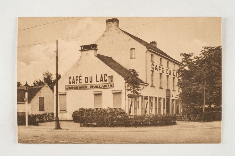 L’ancien [i]Café du Lac[/i], à l’angle des actuelles avenues du Derby et Air Marshal Coningham, s.d.L’ancien [i]Café du Lac[/i], à l’angle des actuelles avenues du Derby et Air Marshal Coningham, s.d.L’ancien [i]Café du Lac[/i], à l’angle des actuelles av (Collection de Dexia Banque-ARB-RBC).