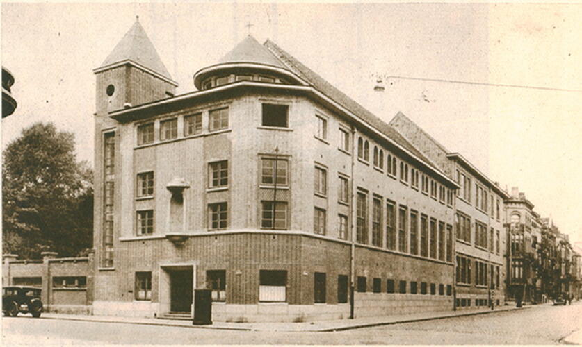Rue du Tabellion 33, à l’angle de la rue Américaine (<i>Bâtir, 61, décembre 1937, p. 1523).
