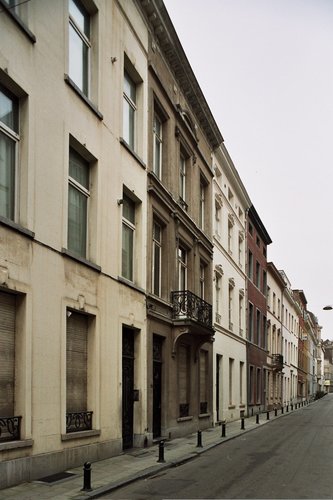Rue d’Edimbourg, enfilade d’immeubles homogène (côté impair), 2008
