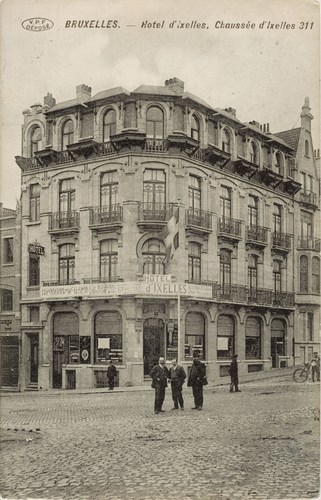 Rue de l’Ermitage 2. Hôtel d’Ixelles, à l’angle avec la chaussée d’Ixelles (Collection de cartes postales Dexia Banque).