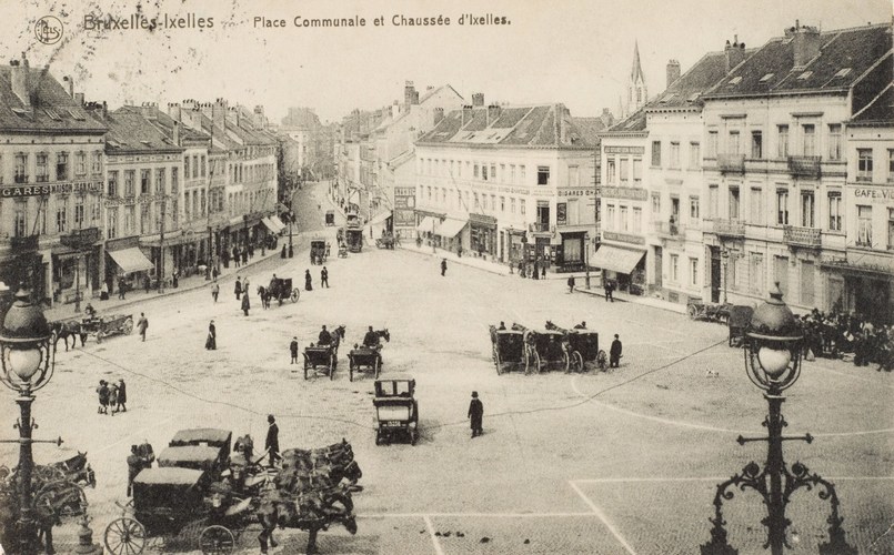 Place Fernand Cocq, vue générale vers la Porte de Namur, vers 1900 , (Collection Dexia Banque).