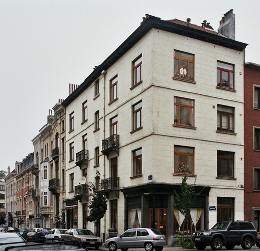 Rue François Stroobant, premier tronçon du côté pair, avec à l’angle le no 14-16-18 orné d’un trompe-l’œil, 2006