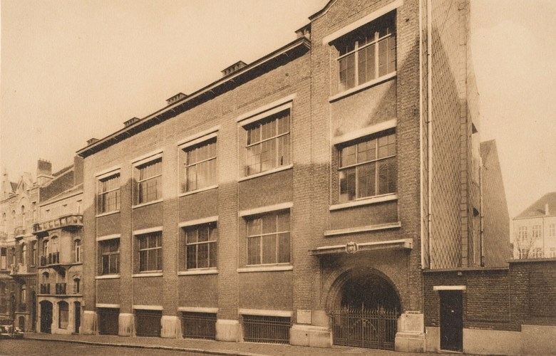 Rue Gachard 36, [i]Centre scolaire Saint-Vincent de Paul[/i] (Collection de cartes postales Dexia Banque).