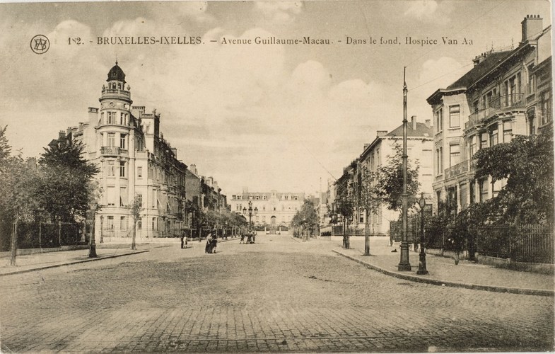 Vue de l’avenue Guillaume Macau avec, en arrière plan, l’hospice Van Aa, s.d. , (Collection de cartes postales Dexia Banque).