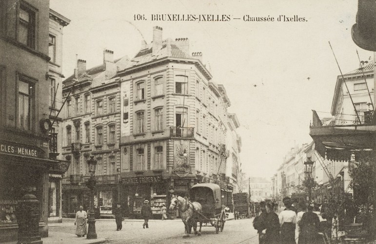 Chaussée d’Ixelles, croisement avec la rue de l’Athénée, vers 1900 (Collection de Dexia Banque).