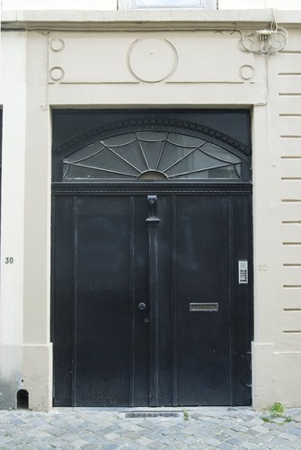 Rue Keyenveld 30-32, porte à jour d’imposte à petits-bois (photo 2009).