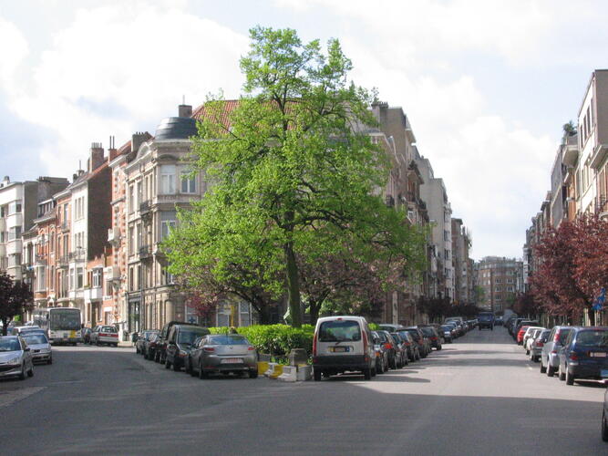 Léon Jacquetsquare, panorama; links het begin van de Émile Bouillotstraat, rechts dat van de Franz Merjaystraat, 2006