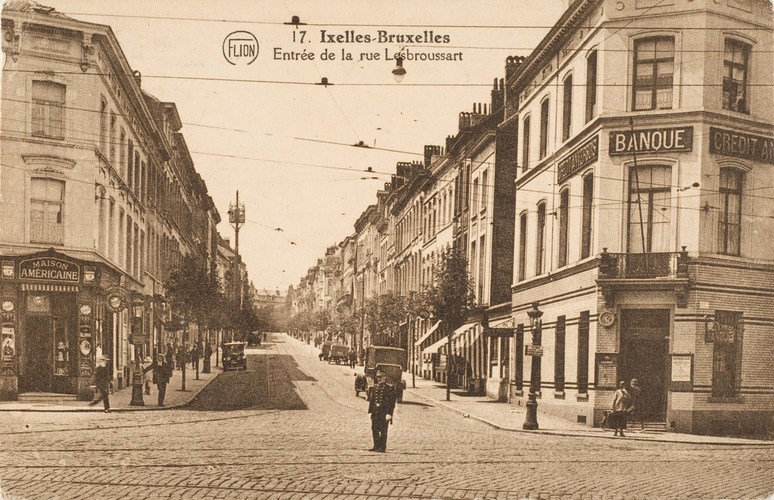La rue Lesbroussart vue depuis la place Flagey, s.d. (Collection de cartes postales Dexia Banque)