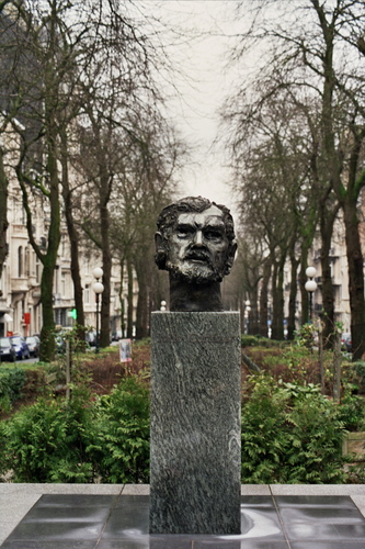 Avenue Louis Lepoutre, monument commémoratif de l’écrivain Argentin Julio Cortazar (photo 2007).