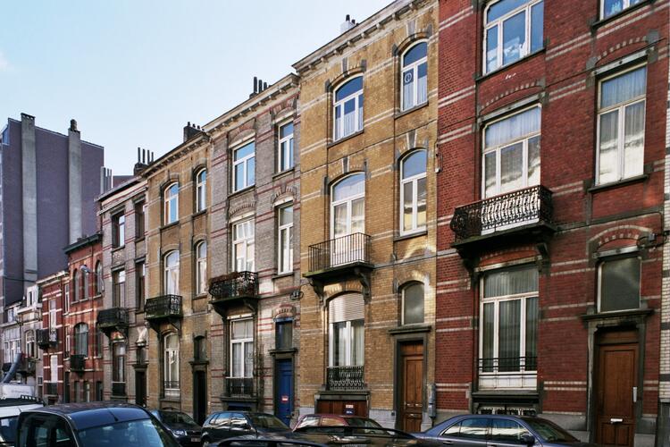 Rue des Mélèzes côté pair, enfilade de maisons de style éclectique par l’arch. Jean DIERICKX, 1909, 2005