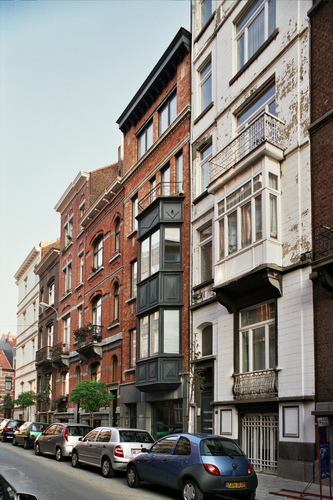 Rue Saint-Georges 90 à 100, enfilade de maisons éclectiques dues à l’architecte Ernest Delune (photo 2006).