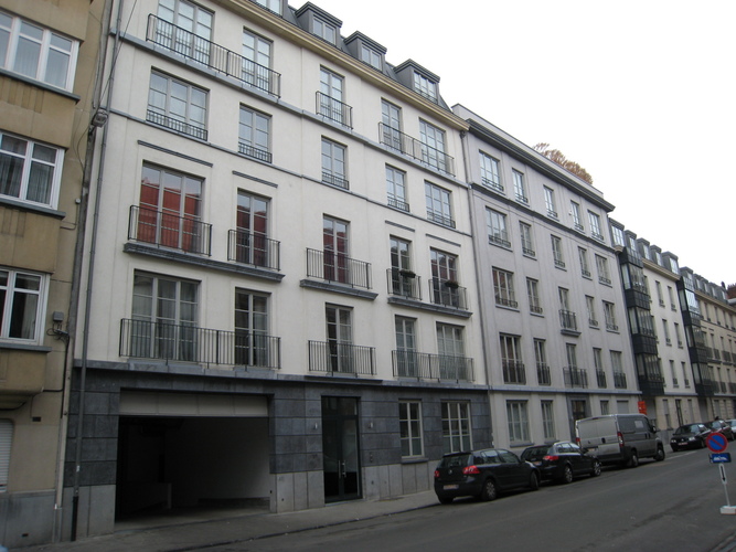 Rue Simonis, immeubles à appartements bâtis à l’emplacement d’un ancien complexe industriel (côté impair) (photo 2008).