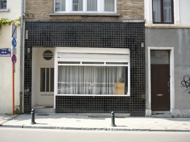 Rue Van Aa 27, devanture commerciale de style moderniste datant de 1940 (photo 2011).