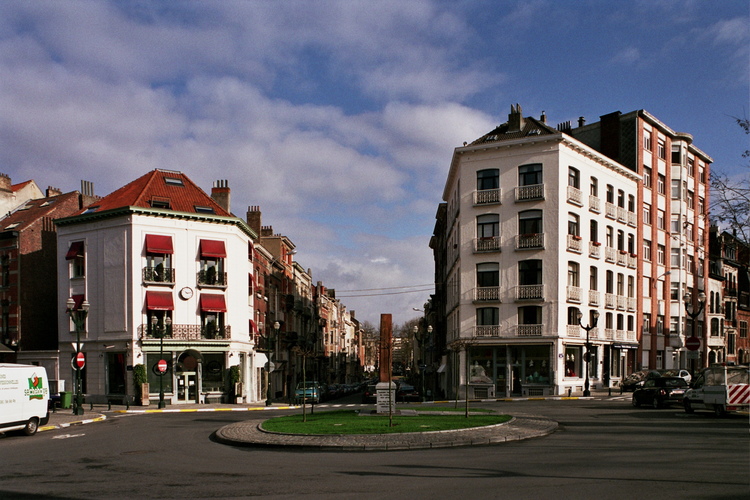 Henri Michauxsquare, zicht richting Lariksenstraat en Washingtonstraat, 2006