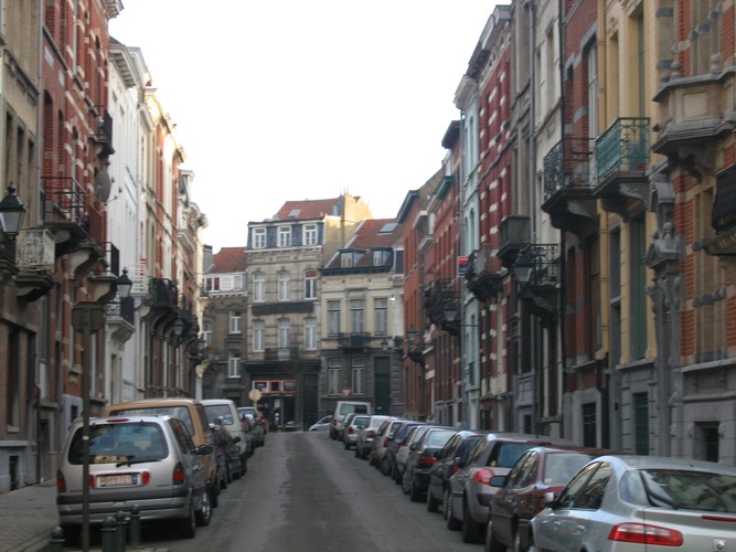 Rue d'Albanie, vue vers l'avenue Edouard Ducpétiaux, 2004