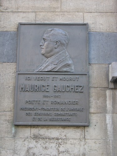 R. de l'Amazone 36, plaque commémorant le poète et romancier Maurice Gauchez, 2004