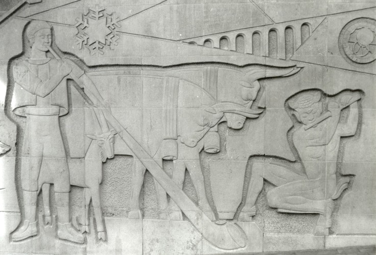 Square Baron Alfred Bouvier 1, détail du bas-relief représentant une allégorie de la Suisse (photo 2004).
