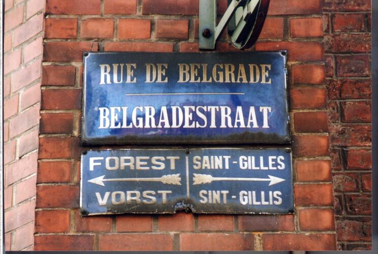 Rue de Belgrade, vieille plaque émaillée délimitant les territoires communaux, 1997