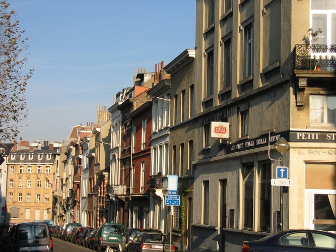 Rue de la Croix de Pierre, vue depuis l'angle avec la rue du Métal, côté pair, 2004