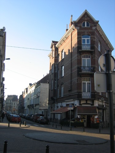 Rue Fernand Bernier, vue depuis l'angle de la rue de Bosnie. Côté impair, 2004
