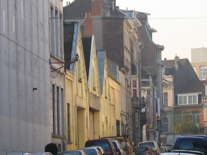 Rue de la Glacière, vue depuis la chaussée de Waterloo, côté pair, 2004