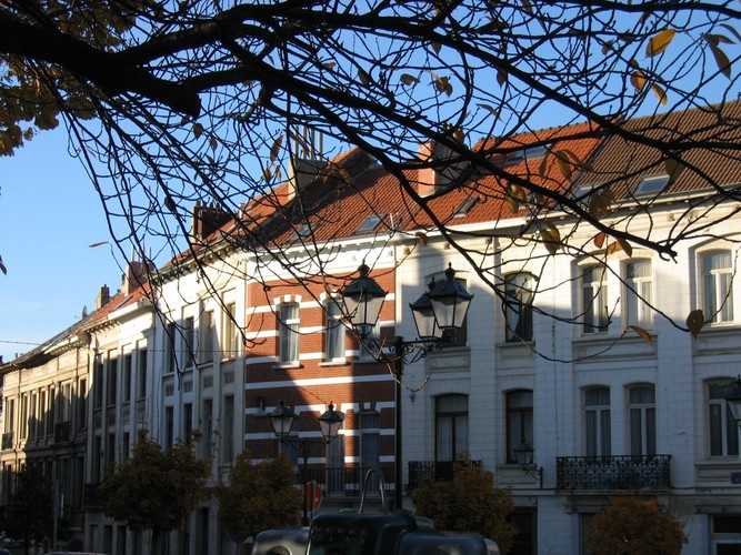 Place Hermann Dumont, enfilade des maisons à l'intersection avec la rue de Roumanie, 2004