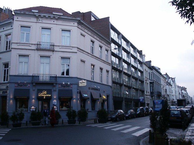 Rue de Livourne 2-4, à l'angle avec la rue de la Bonté, 2004