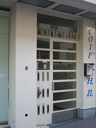 Louis Coenenstraat 4-10, deur van modernistisch appartementsgebouw, arch. Gaston Brunfaut, 1953, 2004