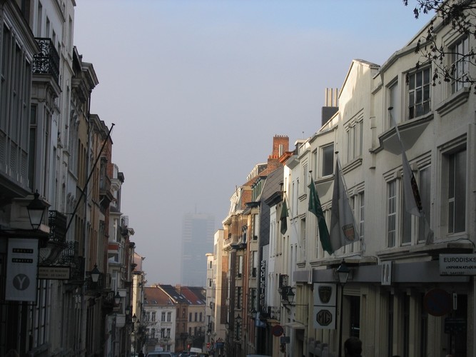 Rue de Neufchâtel, vue depuis la chaussée de Charleroi, côté impair, 2004