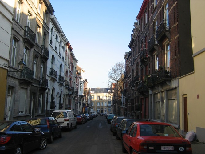 Rue de Pologne, vue depuis la chaussée de Waterloo, 2004