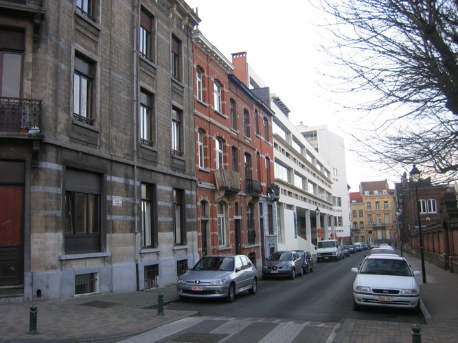 Rue de la Rhétorique, vue depuis la place Louis Morichar, numéros impairs, 2004