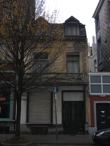 Rue de Savoie 3, maison de 1896, avec balcon à garde-corps de type rocaille (1930) et belle porte métallique, 2004