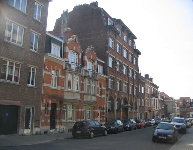 Paul Bossustraat, huizenrij aan pare zijde vanuit Sint-Huibrechtsstraat, 2007