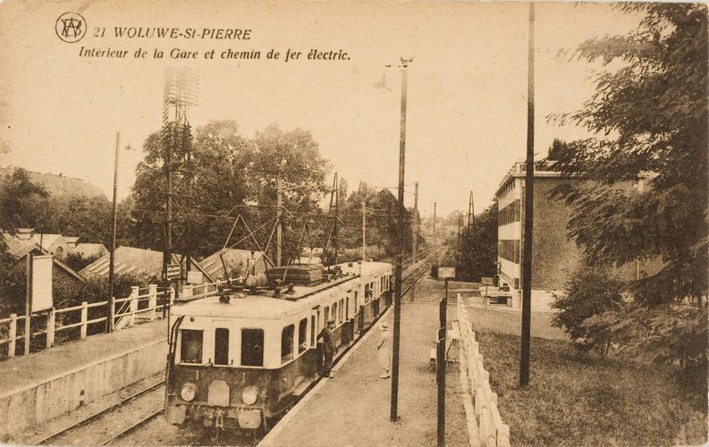 De elektrische lijn tussen Oudergem en Tervuren omstreeks 1930, rechts het elektrisch onderstation (Verzameling Dexia Bank ARB-BHG).