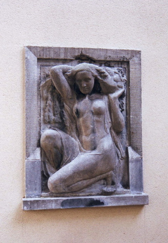 Avenue Nestor Plissart 94, relief en pierre bleue par le sculpteur Franz Courtens (photo 2002).