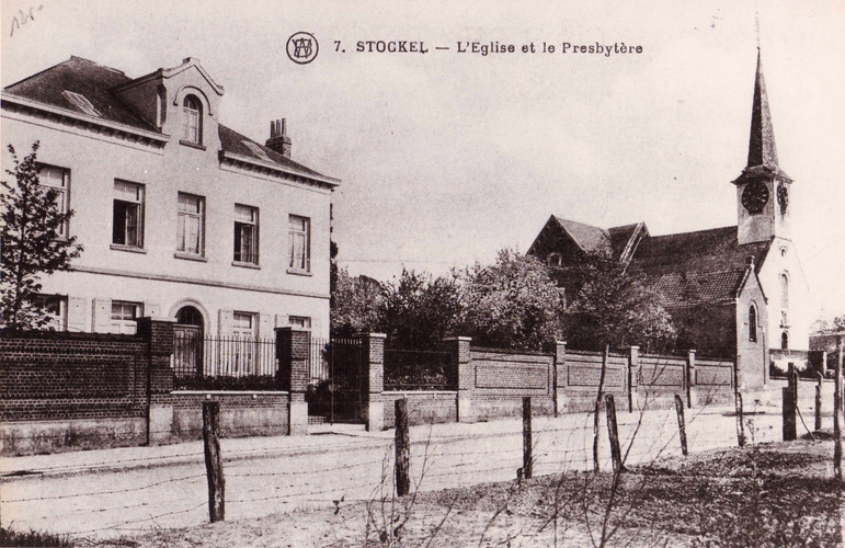Rue Vandermaelen, le presbytère et l’ancienne l’église Notre-Dame (démolie), vers 1920 (collection cartes postales Dexia Banque).