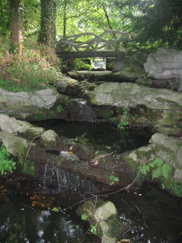 Parc Parmentier, cascade en faux rochers et pont rustique en rocailles (photo 2006).