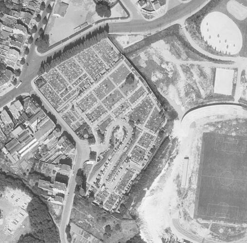 Vue aérienne du cimetière du Beukenberg dans les années 1950, alors que des sépultures ont déjà été transférées à Alsemberg, Brugis urban.brussels.