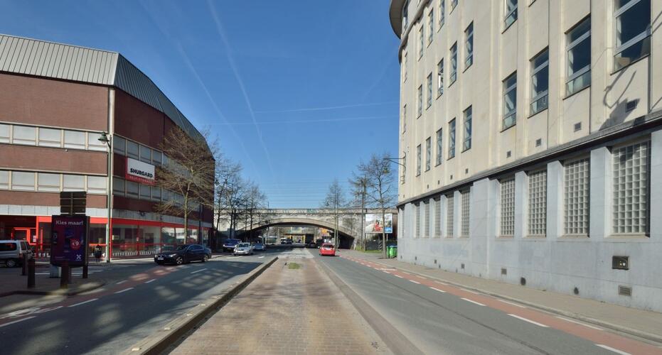 Vue générale de la rue du Charroi depuis le carrefour de la rue Saint-Denis en direction du viaduc du chemin de fer, 2019